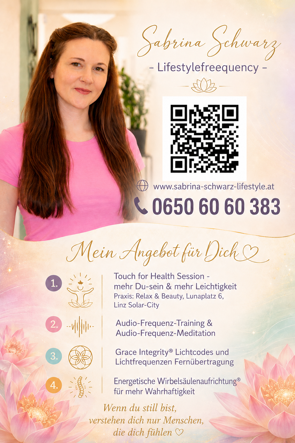 Porträt einer Frau im rosa Shirt, daneben QR-Code, Kontaktinfos und spirituelle Angebotstexte.