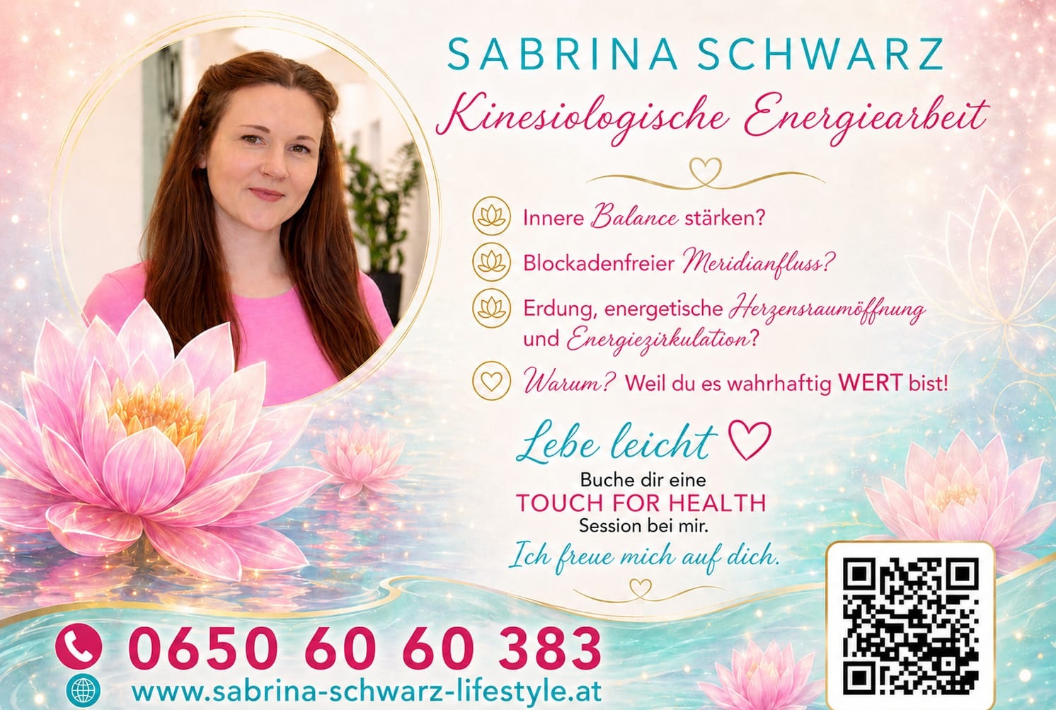 Porträt einer Frau im Kreis, umgeben von Lotusblüten, Text zu Energiearbeit und QR-Code.